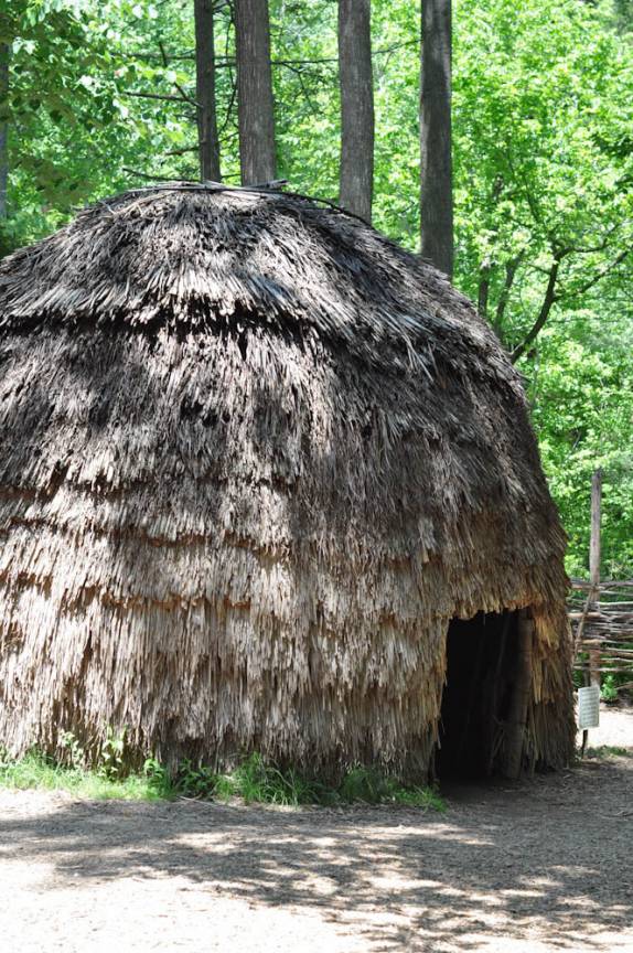 Réplica de antiga oca indígena no parque 'Natural Bridge', na Virginia, nos Estados Unidos